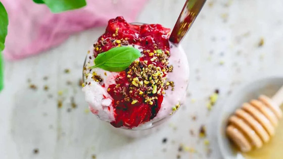 اليكم طريقة تحضير«ميلك شيك» الــفــراولــة مع الريـحان والفستق  صورة رقم 4