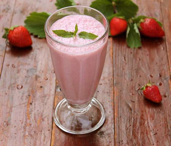 اليكم طريقة تحضير«ميلك شيك» الــفــراولــة مع الريـحان والفستق  صورة رقم 5