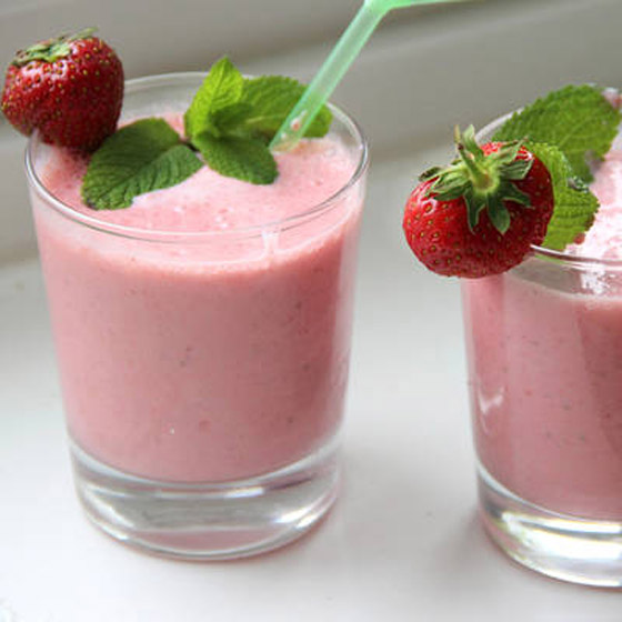 اليكم طريقة تحضير«ميلك شيك» الــفــراولــة مع الريـحان والفستق  صورة رقم 6