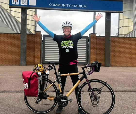 دعما للمناخ.. قصة سيدة قطعت 258 كم بالدراجة لبدء مباراة كرة قدم صورة رقم 1