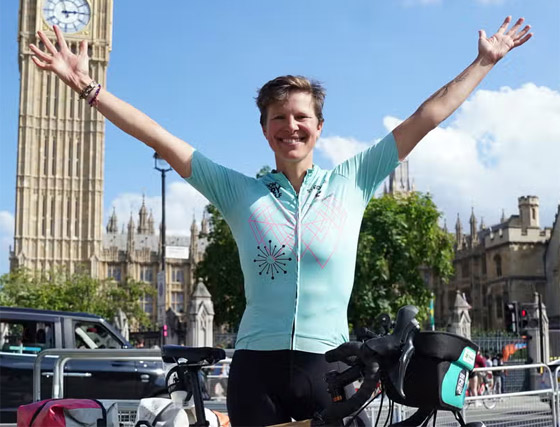 دعما للمناخ.. قصة سيدة قطعت 258 كم بالدراجة لبدء مباراة كرة قدم صورة رقم 10