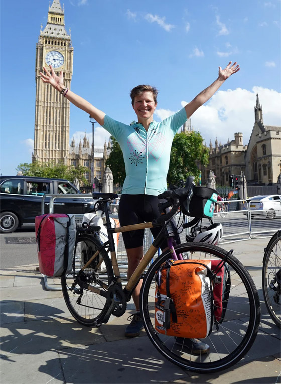 دعما للمناخ.. قصة سيدة قطعت 258 كم بالدراجة لبدء مباراة كرة قدم صورة رقم 3