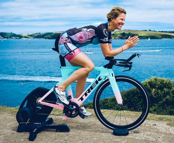 دعما للمناخ.. قصة سيدة قطعت 258 كم بالدراجة لبدء مباراة كرة قدم صورة رقم 5