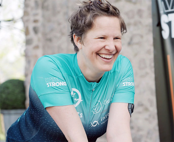 دعما للمناخ.. قصة سيدة قطعت 258 كم بالدراجة لبدء مباراة كرة قدم صورة رقم 11