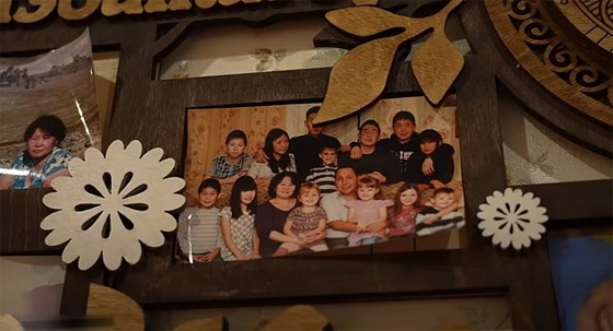 18 منهم بالتبني.. هكذا يكرس زوجان حياتهما لتربية أبنائهما الـ22 بأبرد مدينة في العالم صورة رقم 11