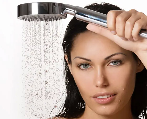 حقيقة أم وهم: هل يقوم الماء البارد بجعل الشعر أكثر لمعانا؟ صورة رقم 5