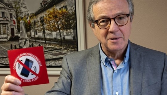 قرية فرنسية تمنع استخدام الهواتف في الأماكن العامة... والسبب؟ صورة رقم 1