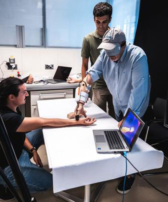 فيديو: تطوير أول طرف صناعي قادر على استشعار درجات الحرارة صورة رقم 6