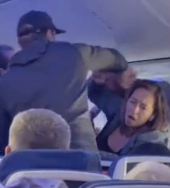 بالفيديو.. لكمات وشجار بالأيدي في الجو خلال رحلة طيران صورة رقم 3 بالفيديو.. لكمات وشجار بالأيدي في الجو خلال رحلة طيران صورة رقم 3