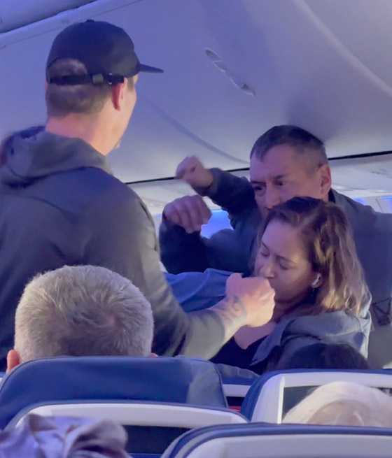 بالفيديو.. لكمات وشجار بالأيدي في الجو خلال رحلة طيران صورة رقم 2 بالفيديو.. لكمات وشجار بالأيدي في الجو خلال رحلة طيران صورة رقم 2