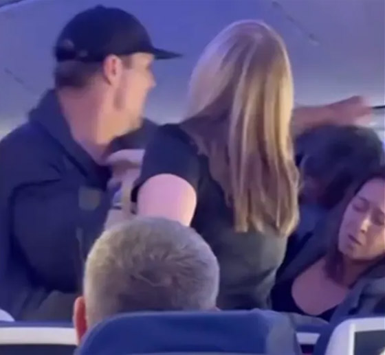 بالفيديو.. لكمات وشجار بالأيدي في الجو خلال رحلة طيران صورة رقم 4 بالفيديو.. لكمات وشجار بالأيدي في الجو خلال رحلة طيران صورة رقم 4