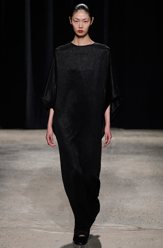 عبايات وقفاطين من أسبوع نيويورك.. استوحي منها إطلالات رمضان 2024 صورة رقم 2