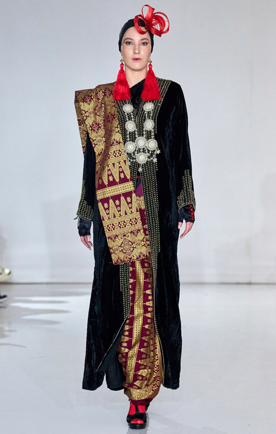 عبايات وقفاطين من أسبوع نيويورك.. استوحي منها إطلالات رمضان 2024 صورة رقم 5