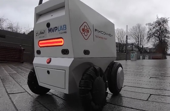 طالبة جامعية تبتكر روبوت لتوصيل الوجبات إلى المنازل.. صور صورة رقم 4