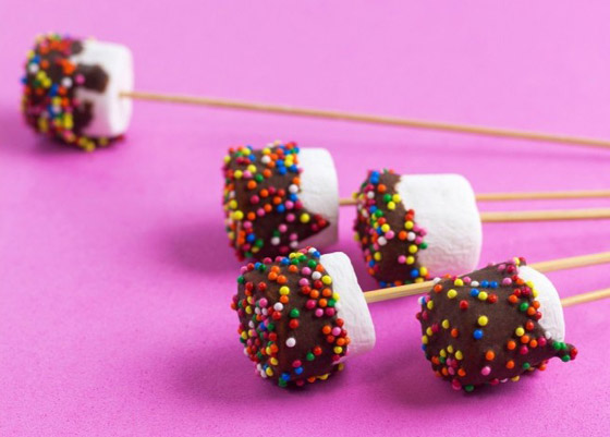 إليكم طريقة سريعة وبسيطة لتحضير أعواد مارشميلو الشوكولاتة صورة رقم 2