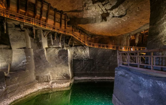 منها الضرب بالأغصان.. علاجات السبا الأكثر غرابة في العالم صورة رقم 4