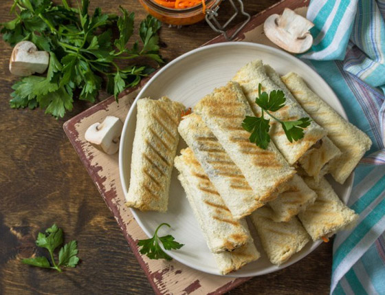 إليكم طريقة تحضير رولات التوست بالدجاج الشهية والسريعة صورة رقم 1