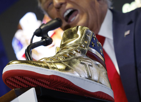 فيديو وصور: مفاجأة خلال أول ساعتين من عرض (حذاء ترامب) للبيع صورة رقم 6 فيديو وصور: مفاجأة خلال أول ساعتين من عرض (حذاء ترامب) للبيع صورة رقم 6