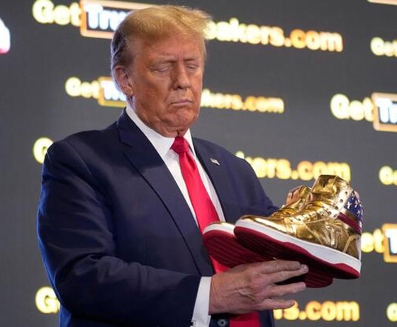 فيديو وصور: مفاجأة خلال أول ساعتين من عرض (حذاء ترامب) للبيع صورة رقم 8 فيديو وصور: مفاجأة خلال أول ساعتين من عرض (حذاء ترامب) للبيع صورة رقم 8