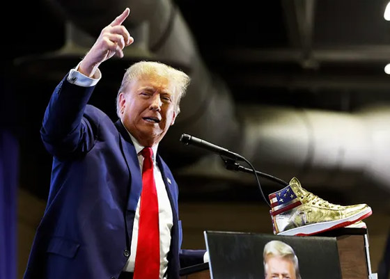 فيديو وصور: مفاجأة خلال أول ساعتين من عرض (حذاء ترامب) للبيع صورة رقم 11 فيديو وصور: مفاجأة خلال أول ساعتين من عرض (حذاء ترامب) للبيع صورة رقم 11