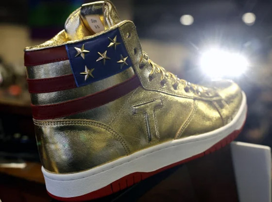 فيديو وصور: مفاجأة خلال أول ساعتين من عرض (حذاء ترامب) للبيع صورة رقم 12 فيديو وصور: مفاجأة خلال أول ساعتين من عرض (حذاء ترامب) للبيع صورة رقم 12