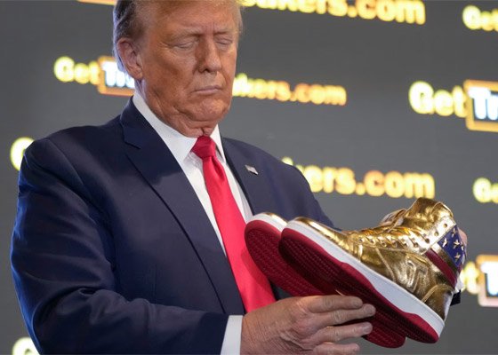فيديو وصور: مفاجأة خلال أول ساعتين من عرض (حذاء ترامب) للبيع صورة رقم 15 فيديو وصور: مفاجأة خلال أول ساعتين من عرض (حذاء ترامب) للبيع صورة رقم 15