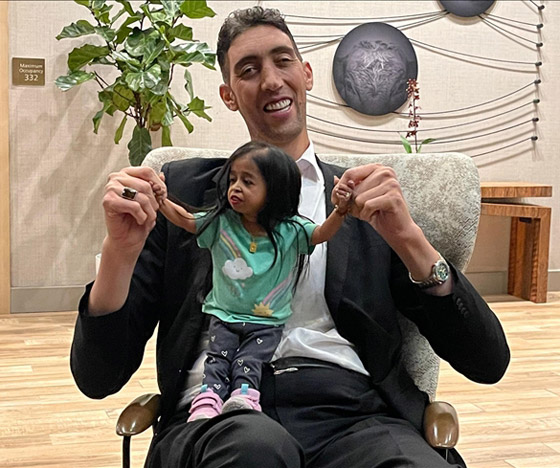 فيديو لأطول رجل بالعالم يمازح أقصر امرأة على الإطلاق.. بحجم يده صورة رقم 2 فيديو لأطول رجل بالعالم يمازح أقصر امرأة على الإطلاق.. بحجم يده صورة رقم 2