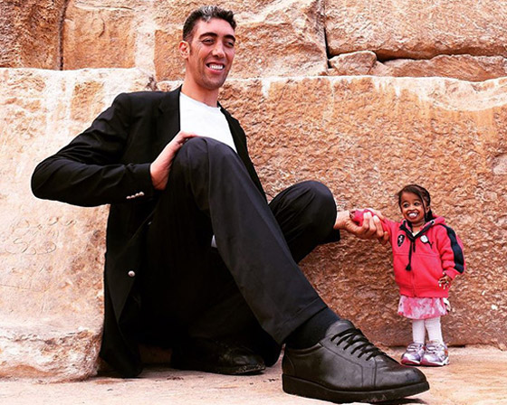 فيديو لأطول رجل بالعالم يمازح أقصر امرأة على الإطلاق.. بحجم يده صورة رقم 9 فيديو لأطول رجل بالعالم يمازح أقصر امرأة على الإطلاق.. بحجم يده صورة رقم 9