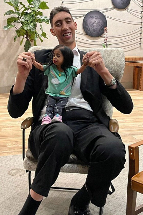 فيديو لأطول رجل بالعالم يمازح أقصر امرأة على الإطلاق.. بحجم يده صورة رقم 3 فيديو لأطول رجل بالعالم يمازح أقصر امرأة على الإطلاق.. بحجم يده صورة رقم 3