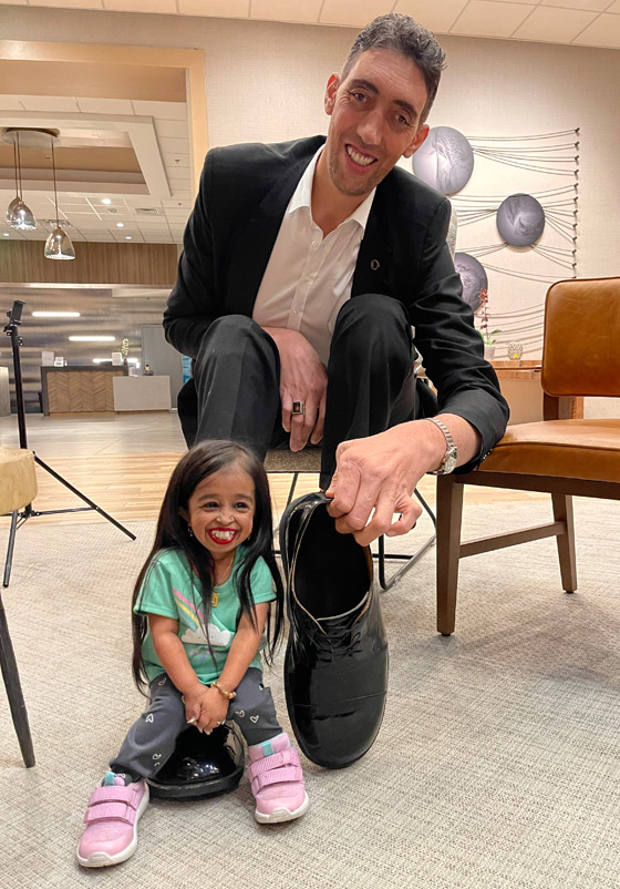 فيديو لأطول رجل بالعالم يمازح أقصر امرأة على الإطلاق.. بحجم يده صورة رقم 5 فيديو لأطول رجل بالعالم يمازح أقصر امرأة على الإطلاق.. بحجم يده صورة رقم 5