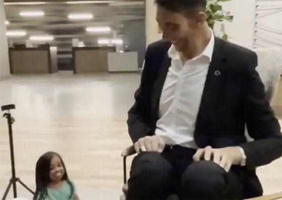 فيديو لأطول رجل بالعالم يمازح أقصر امرأة على الإطلاق.. بحجم يده صورة رقم 6 فيديو لأطول رجل بالعالم يمازح أقصر امرأة على الإطلاق.. بحجم يده صورة رقم 6