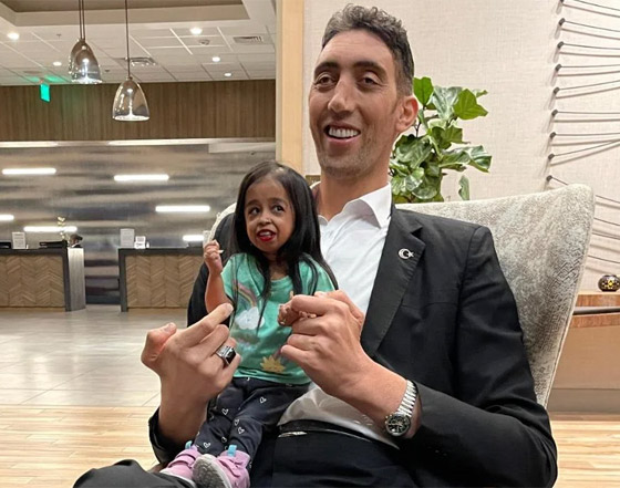 فيديو لأطول رجل بالعالم يمازح أقصر امرأة على الإطلاق.. بحجم يده صورة رقم 7 فيديو لأطول رجل بالعالم يمازح أقصر امرأة على الإطلاق.. بحجم يده صورة رقم 7