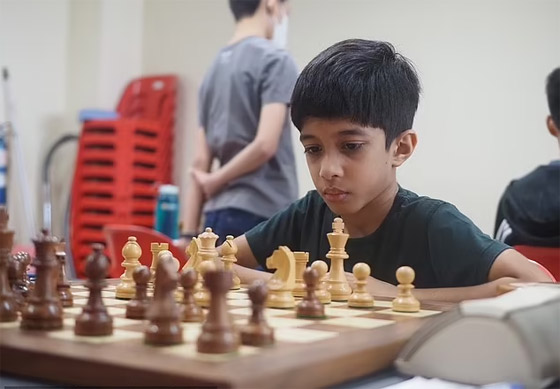 (الطفل المعجزة) يدخل تاريخ الشطرنج.. هزم أستاذا كبيرا ببطولة عالمية وعمره 8 سنوات فقط! صورة رقم 2 (الطفل المعجزة) يدخل تاريخ الشطرنج.. هزم أستاذا كبيرا ببطولة عالمية وعمره 8 سنوات فقط! صورة رقم 2