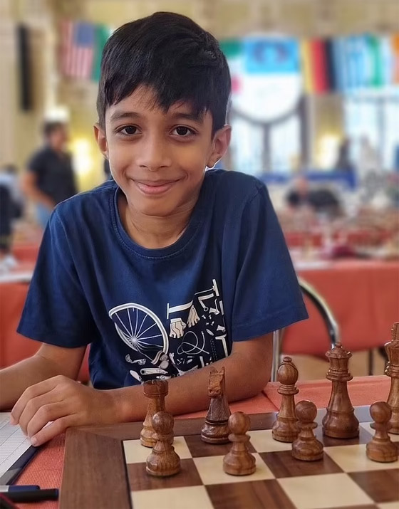 (الطفل المعجزة) يدخل تاريخ الشطرنج.. هزم أستاذا كبيرا ببطولة عالمية وعمره 8 سنوات فقط! صورة رقم 3 (الطفل المعجزة) يدخل تاريخ الشطرنج.. هزم أستاذا كبيرا ببطولة عالمية وعمره 8 سنوات فقط! صورة رقم 3