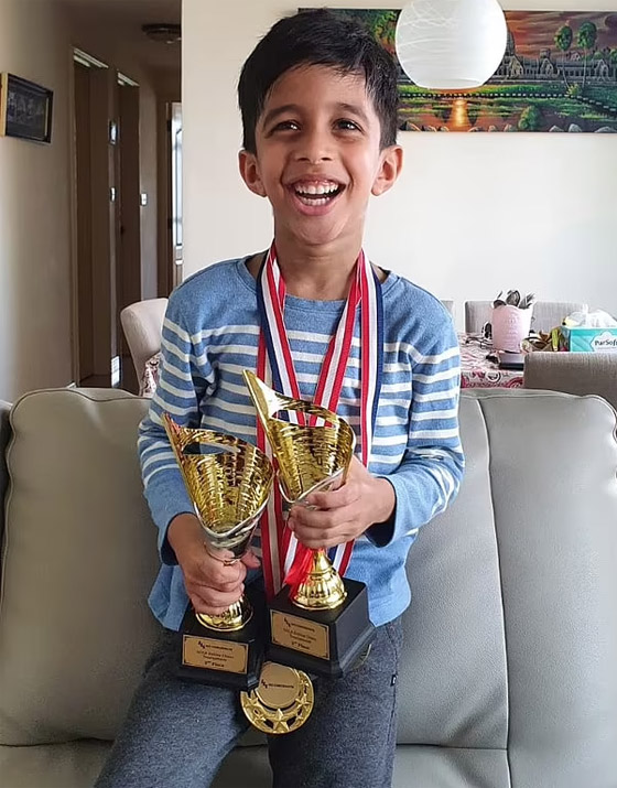 (الطفل المعجزة) يدخل تاريخ الشطرنج.. هزم أستاذا كبيرا ببطولة عالمية وعمره 8 سنوات فقط! صورة رقم 4 (الطفل المعجزة) يدخل تاريخ الشطرنج.. هزم أستاذا كبيرا ببطولة عالمية وعمره 8 سنوات فقط! صورة رقم 4