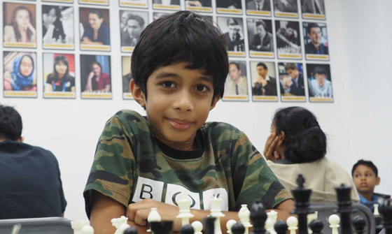 (الطفل المعجزة) يدخل تاريخ الشطرنج.. هزم أستاذا كبيرا ببطولة عالمية وعمره 8 سنوات فقط! صورة رقم 6 (الطفل المعجزة) يدخل تاريخ الشطرنج.. هزم أستاذا كبيرا ببطولة عالمية وعمره 8 سنوات فقط! صورة رقم 6