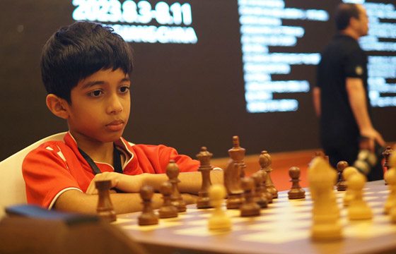 (الطفل المعجزة) يدخل تاريخ الشطرنج.. هزم أستاذا كبيرا ببطولة عالمية وعمره 8 سنوات فقط! صورة رقم 7 (الطفل المعجزة) يدخل تاريخ الشطرنج.. هزم أستاذا كبيرا ببطولة عالمية وعمره 8 سنوات فقط! صورة رقم 7