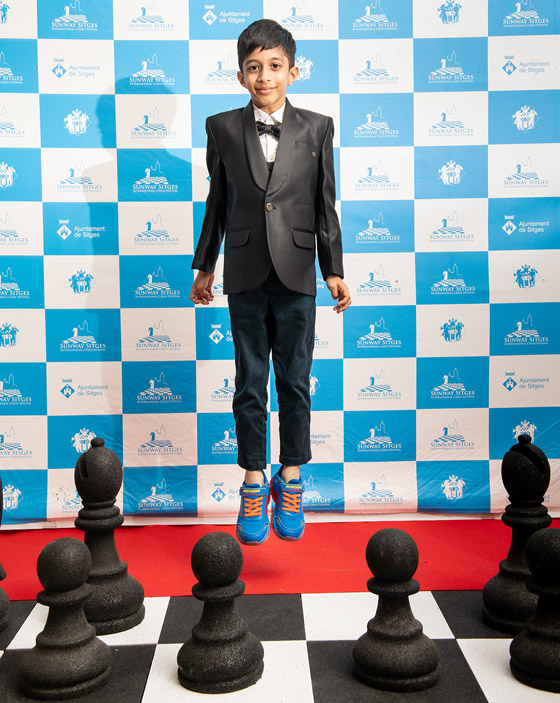 (الطفل المعجزة) يدخل تاريخ الشطرنج.. هزم أستاذا كبيرا ببطولة عالمية وعمره 8 سنوات فقط! صورة رقم 8 (الطفل المعجزة) يدخل تاريخ الشطرنج.. هزم أستاذا كبيرا ببطولة عالمية وعمره 8 سنوات فقط! صورة رقم 8