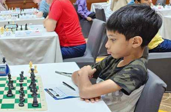 (الطفل المعجزة) يدخل تاريخ الشطرنج.. هزم أستاذا كبيرا ببطولة عالمية وعمره 8 سنوات فقط! صورة رقم 9 (الطفل المعجزة) يدخل تاريخ الشطرنج.. هزم أستاذا كبيرا ببطولة عالمية وعمره 8 سنوات فقط! صورة رقم 9