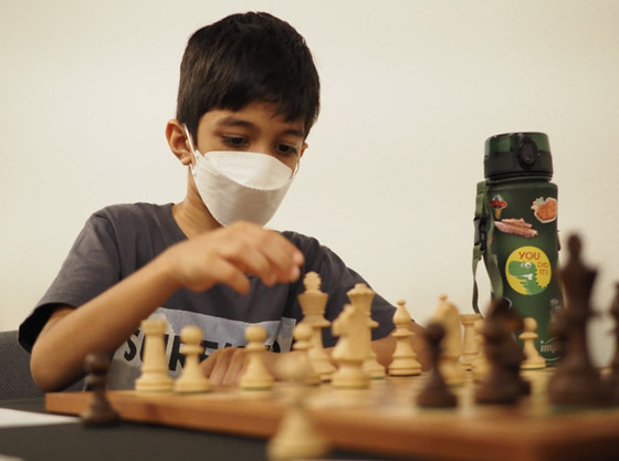 (الطفل المعجزة) يدخل تاريخ الشطرنج.. هزم أستاذا كبيرا ببطولة عالمية وعمره 8 سنوات فقط! صورة رقم 10 (الطفل المعجزة) يدخل تاريخ الشطرنج.. هزم أستاذا كبيرا ببطولة عالمية وعمره 8 سنوات فقط! صورة رقم 10