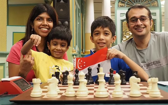 (الطفل المعجزة) يدخل تاريخ الشطرنج.. هزم أستاذا كبيرا ببطولة عالمية وعمره 8 سنوات فقط! صورة رقم 12 (الطفل المعجزة) يدخل تاريخ الشطرنج.. هزم أستاذا كبيرا ببطولة عالمية وعمره 8 سنوات فقط! صورة رقم 12