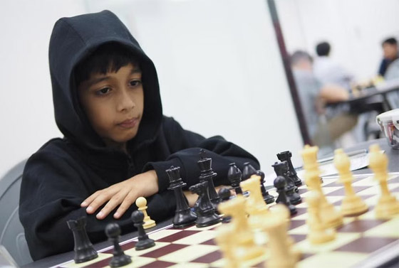 (الطفل المعجزة) يدخل تاريخ الشطرنج.. هزم أستاذا كبيرا ببطولة عالمية وعمره 8 سنوات فقط! صورة رقم 1 (الطفل المعجزة) يدخل تاريخ الشطرنج.. هزم أستاذا كبيرا ببطولة عالمية وعمره 8 سنوات فقط! صورة رقم 1