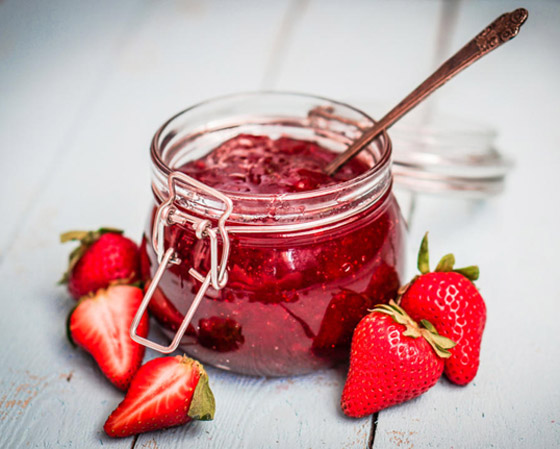 إليكم طريقة عمل صوص الفراولة بدون سكر لتزيين الحلويات صورة رقم 1