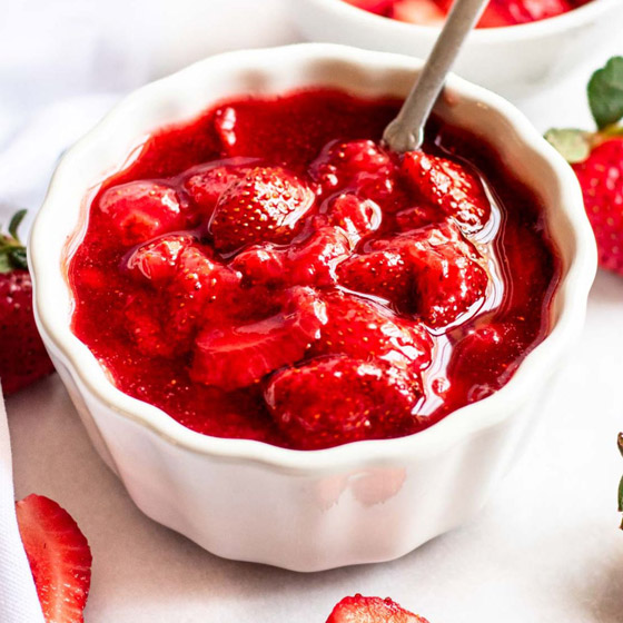 إليكم طريقة عمل صوص الفراولة بدون سكر لتزيين الحلويات صورة رقم 5