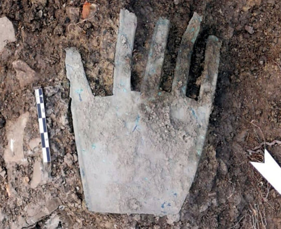 العثور على يد برونزية غريبة عمرها 2000 عام مغطاة برموز غامضة صورة رقم 1 العثور على يد برونزية غريبة عمرها 2000 عام مغطاة برموز غامضة صورة رقم 1