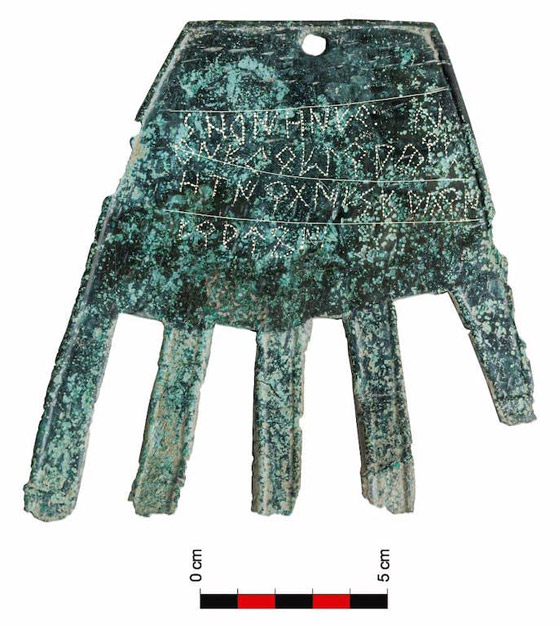 العثور على يد برونزية غريبة عمرها 2000 عام مغطاة برموز غامضة صورة رقم 2 العثور على يد برونزية غريبة عمرها 2000 عام مغطاة برموز غامضة صورة رقم 2