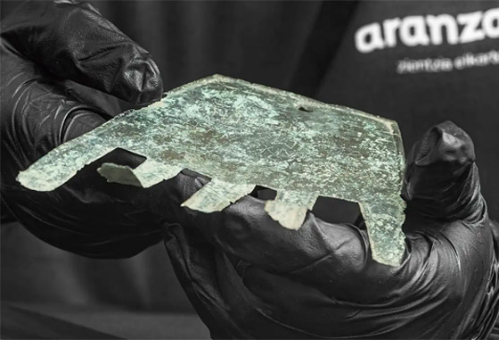 العثور على يد برونزية غريبة عمرها 2000 عام مغطاة برموز غامضة صورة رقم 4 العثور على يد برونزية غريبة عمرها 2000 عام مغطاة برموز غامضة صورة رقم 4