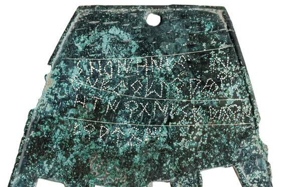 العثور على يد برونزية غريبة عمرها 2000 عام مغطاة برموز غامضة صورة رقم 6 العثور على يد برونزية غريبة عمرها 2000 عام مغطاة برموز غامضة صورة رقم 6