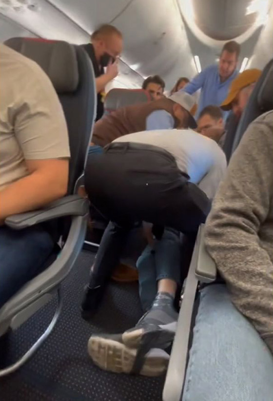 فيديو: راكب يحاول فتح باب طائرة أمريكية على علو 8 آلاف متر بالجو! صورة رقم 3 فيديو: راكب يحاول فتح باب طائرة أمريكية على علو 8 آلاف متر بالجو! صورة رقم 3