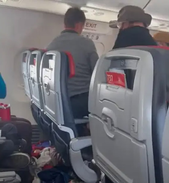 فيديو: راكب يحاول فتح باب طائرة أمريكية على علو 8 آلاف متر بالجو! صورة رقم 5 فيديو: راكب يحاول فتح باب طائرة أمريكية على علو 8 آلاف متر بالجو! صورة رقم 5